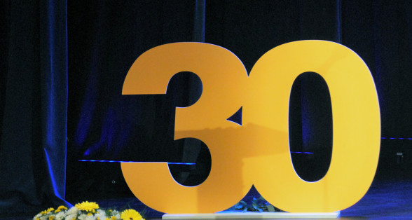 G Skolas darbinieki svin skolas 30.gadu dzimšanas dienu