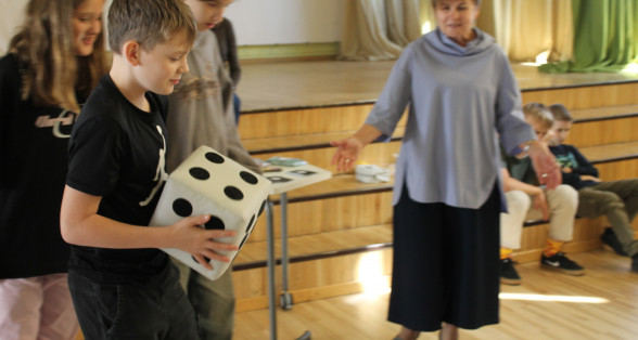 G Skolā spēlē spēli 